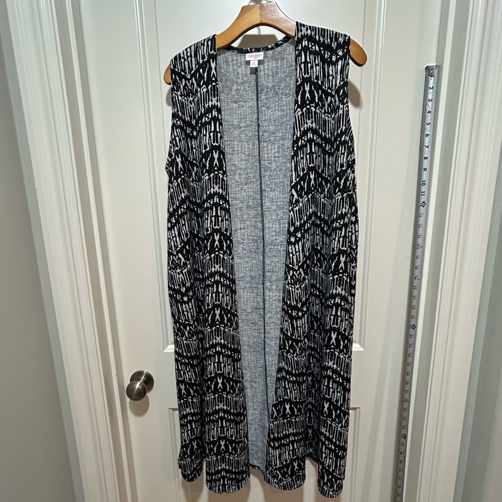 LuLaRoe women’s size M.  Black and White Patterned sleeveless Cardigan.